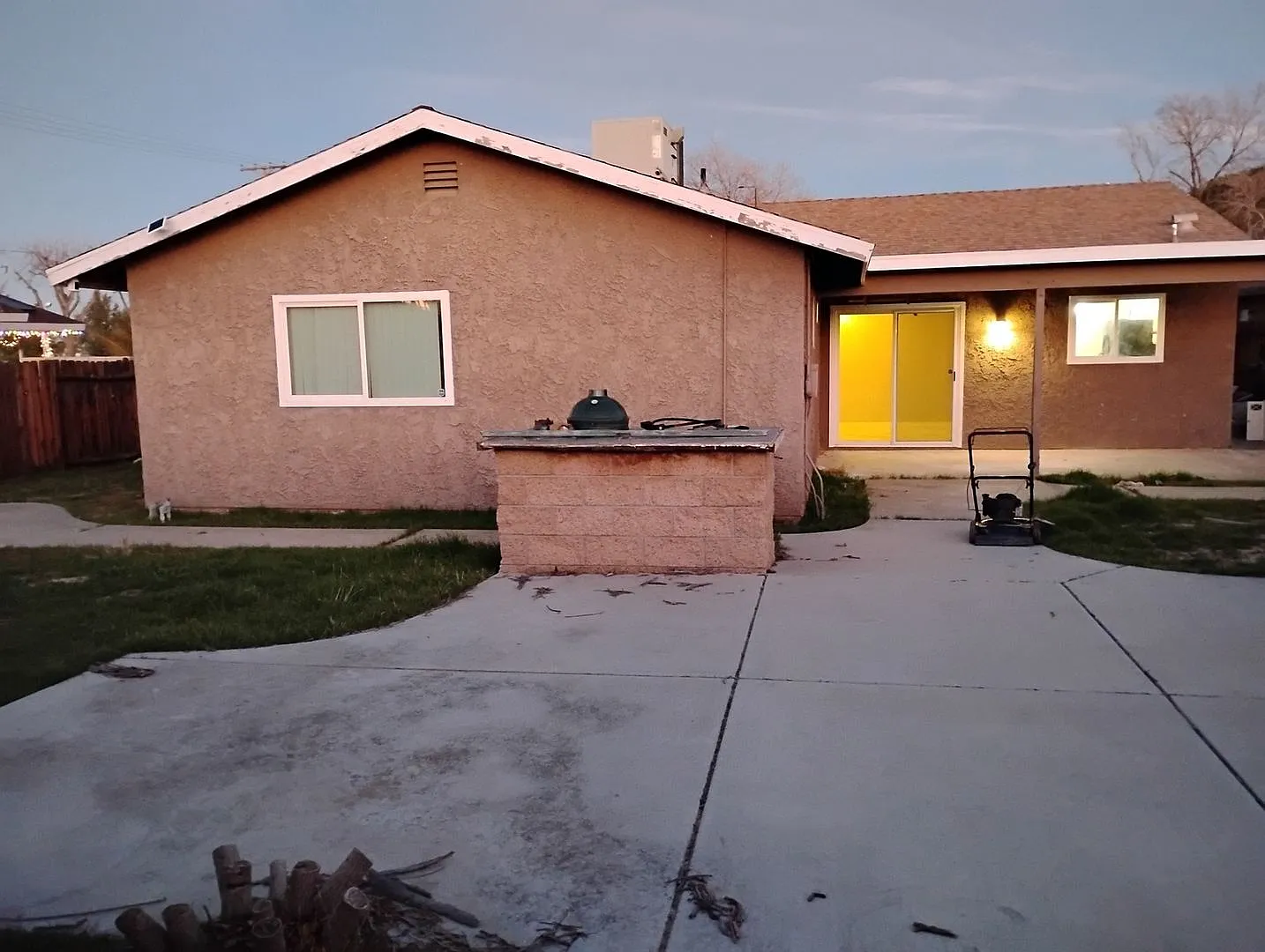 Spacious 5BR House in Lancaster — Photo 1