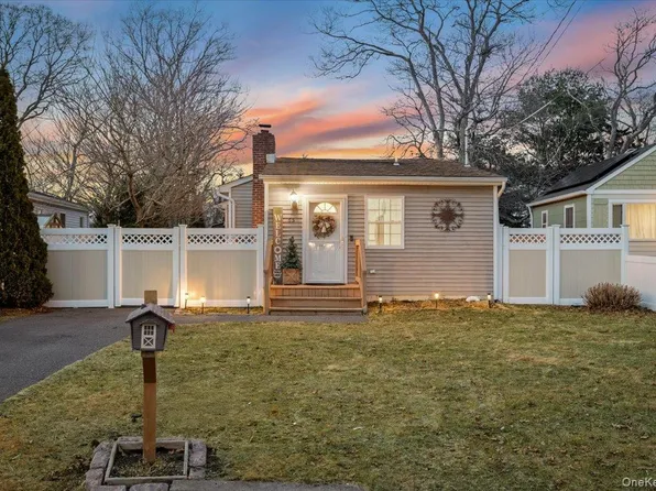 65 Pearl Avenue, Holtsville, NY 11742