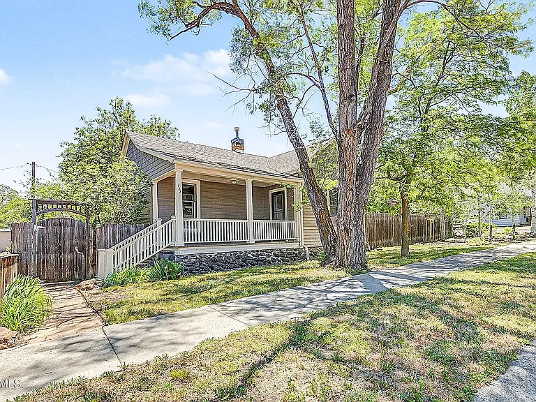 725 W Summit Ave — Photo 1
