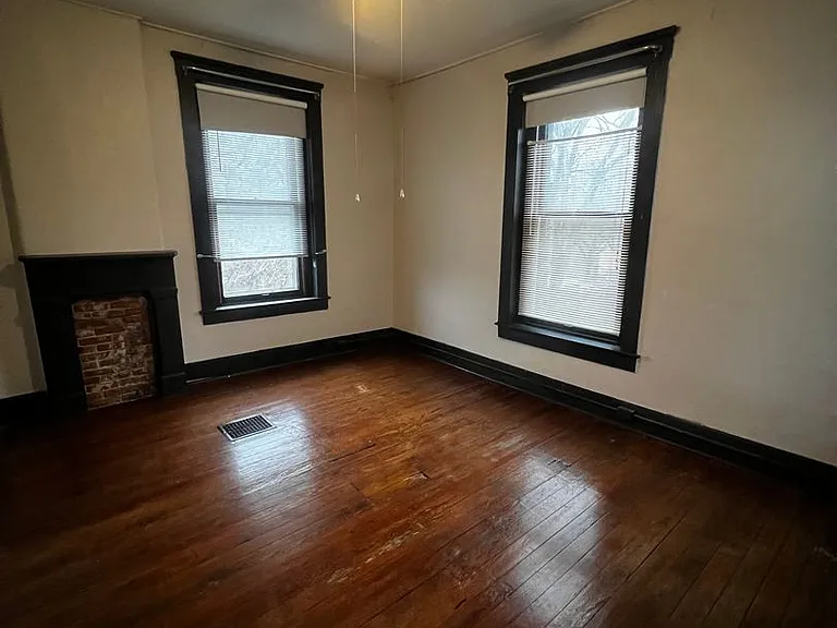 1327 E Washington St — Photo 29