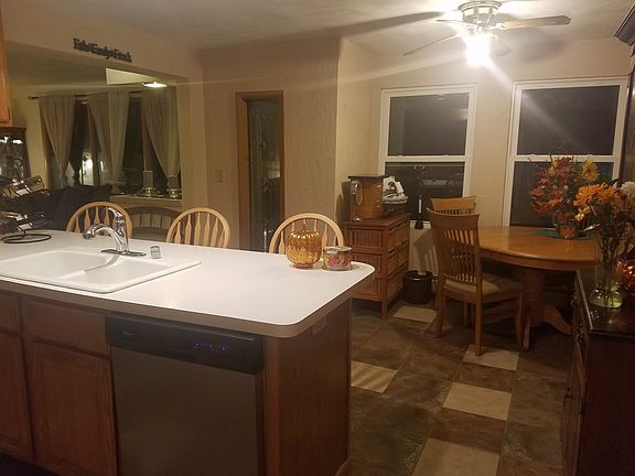 kitchen island /dinning room