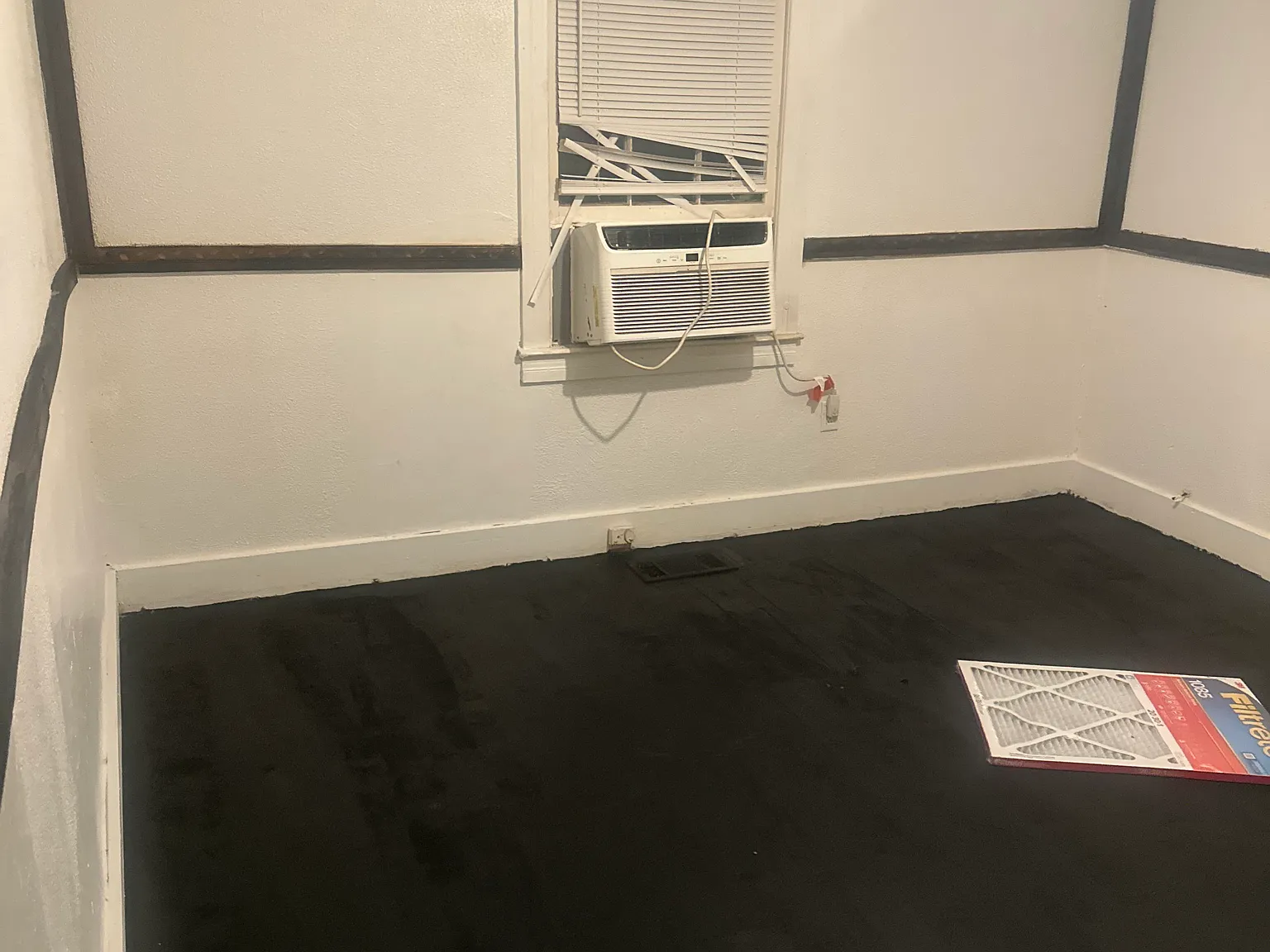 3 bed, 1034 sqft, $980 — Photo 1