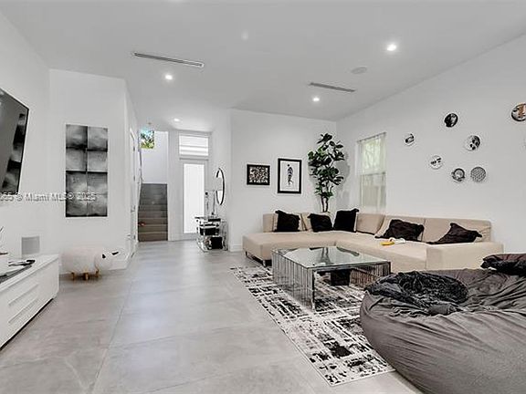 4th image of 3053 Gifford Ln #0