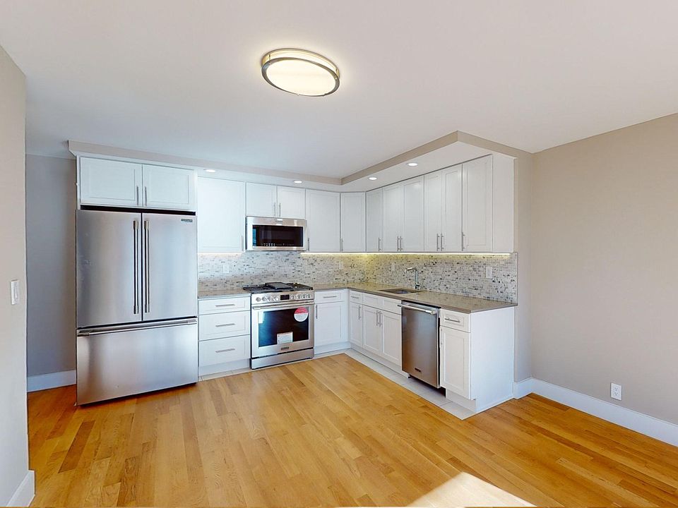 1st image of 310 Greenwich St APT 13d