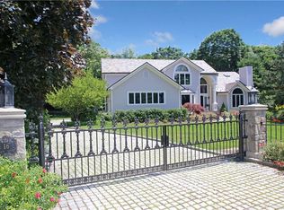 16 Gate House Ln, Mamaroneck, NY 10543