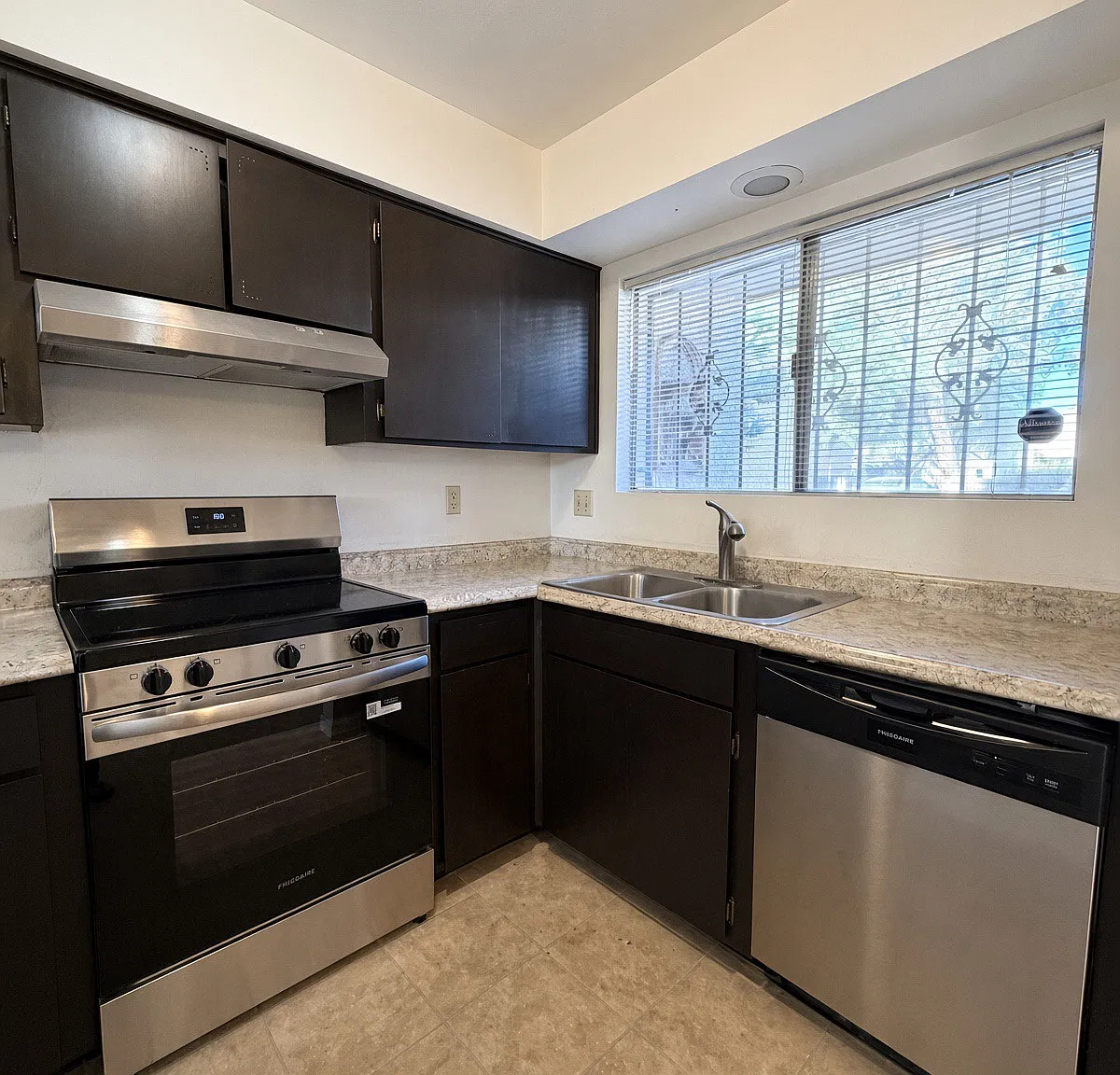 2 bed, 1172 sqft, $1,487 — Photo 2