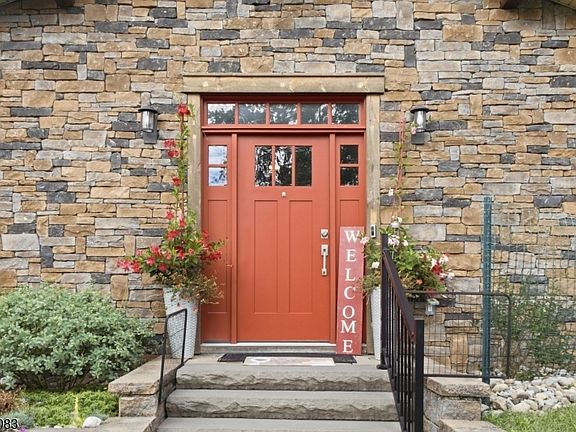 4th image of 4 Spring Ln