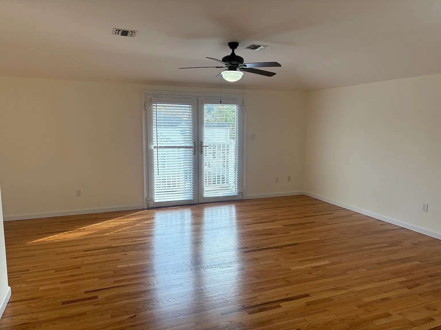 2 bed, 1000 sqft, $2,600 — Photo 3