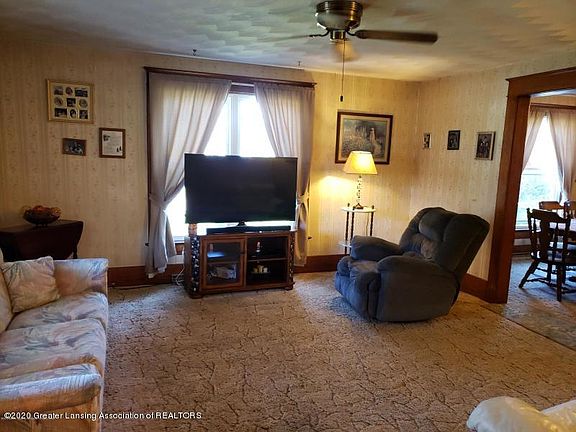 5th image of 160 E Pine St