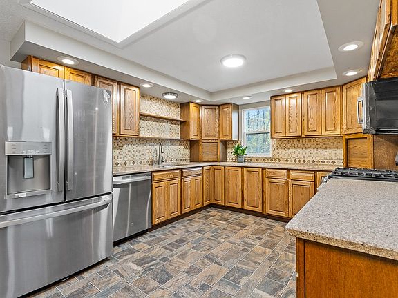 4th image of 302 Greenhurst Dr