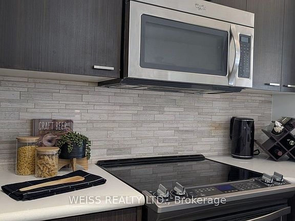 5th image of 30 Roehampton Ave #609