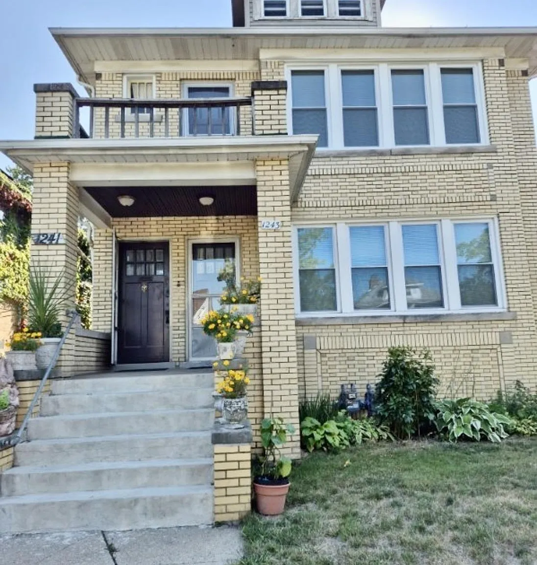 3 bed, 1.0 bath, 1350 sqft, $1,750 — Photo 1