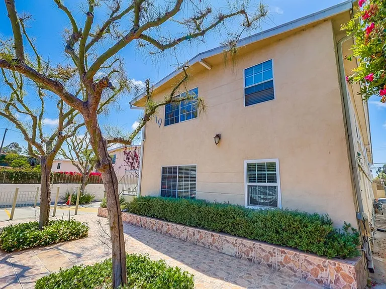 2419 S. Ridgeley Dr — Photo 2