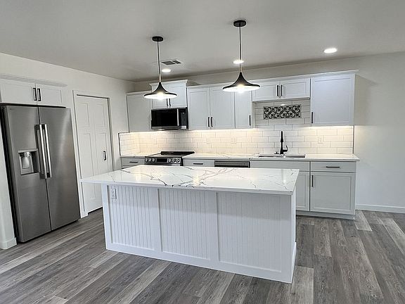 3rd image of 1108 N Country Club Cir