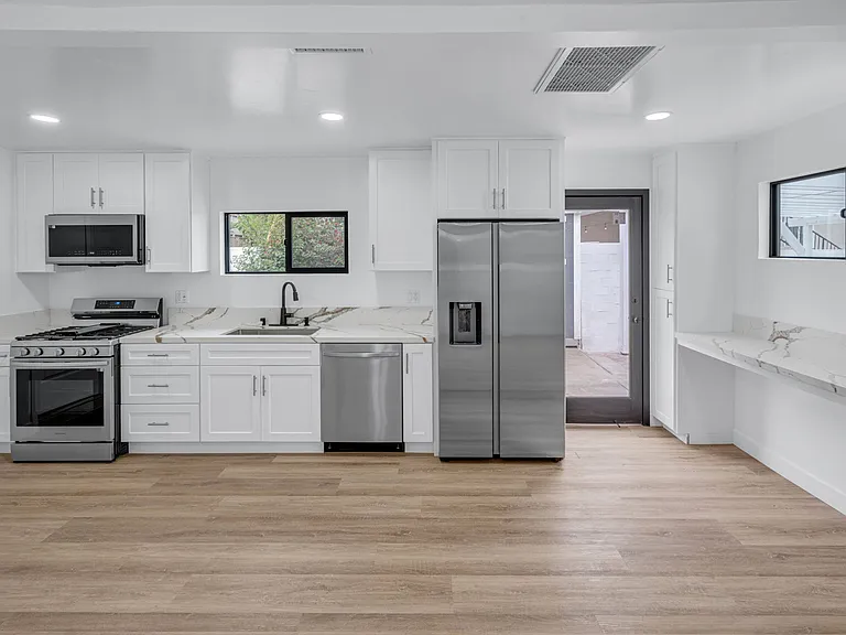 3157 Vera Ave #1/2 — Photo 5