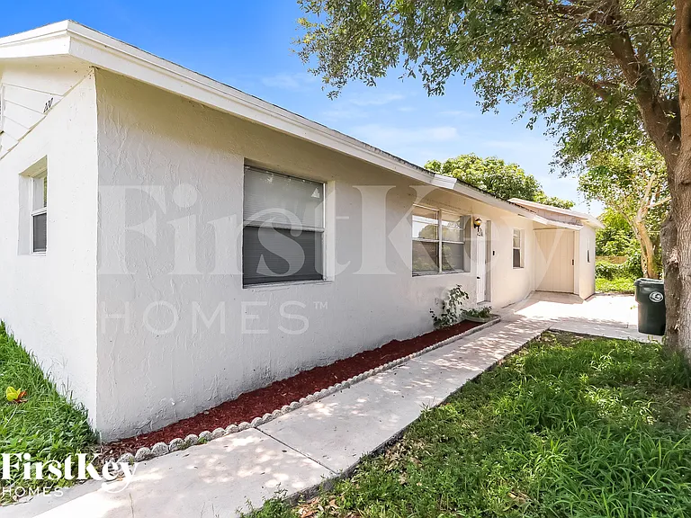 220 Broward Ave — Photo 2