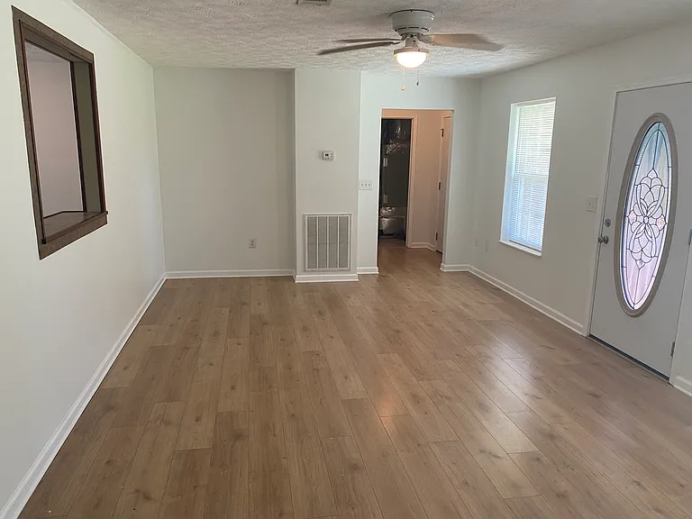 560 Academy Dr — Photo 3