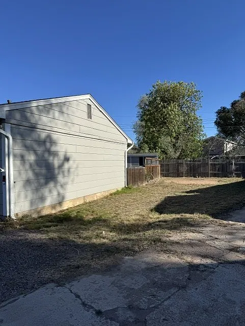 3 bed, 925 sqft, $1,700 — Photo 2