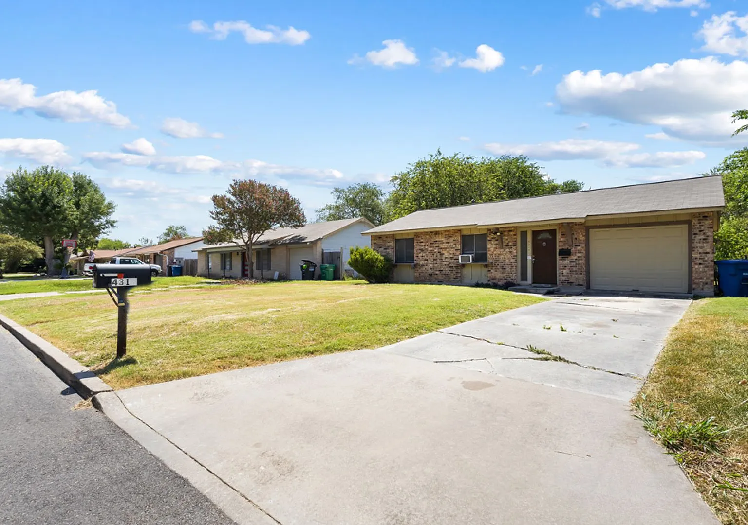 3 Bedroom/1 Bath Garden Court East — Photo 2