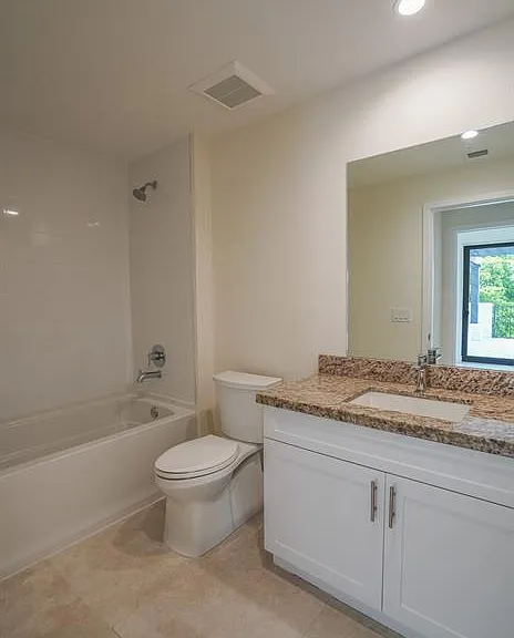 1091 Galiano St #304 — Photo 14