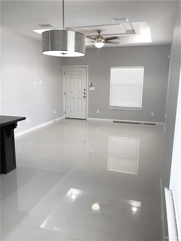3 bed, 2.0 bath, 1073 sqft, $1,200 — Photo 4