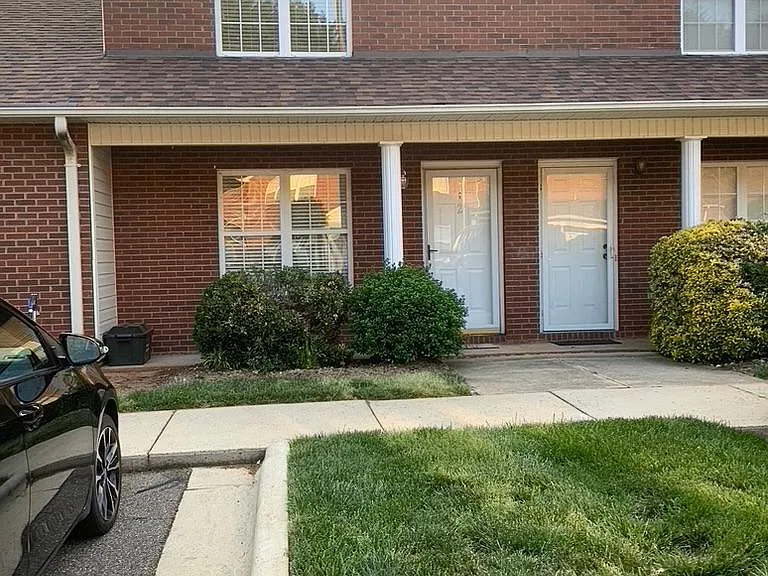 102 Brandywine Dr NE — Photo 1