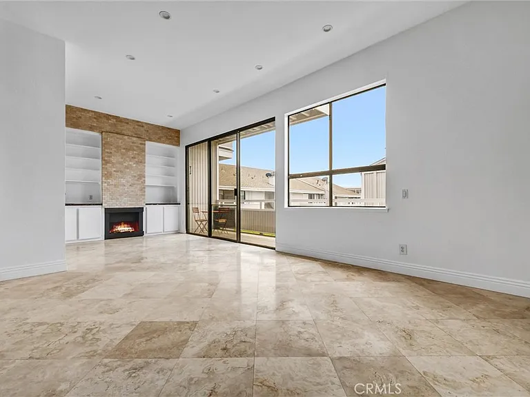 305 Columbia St — Photo 10