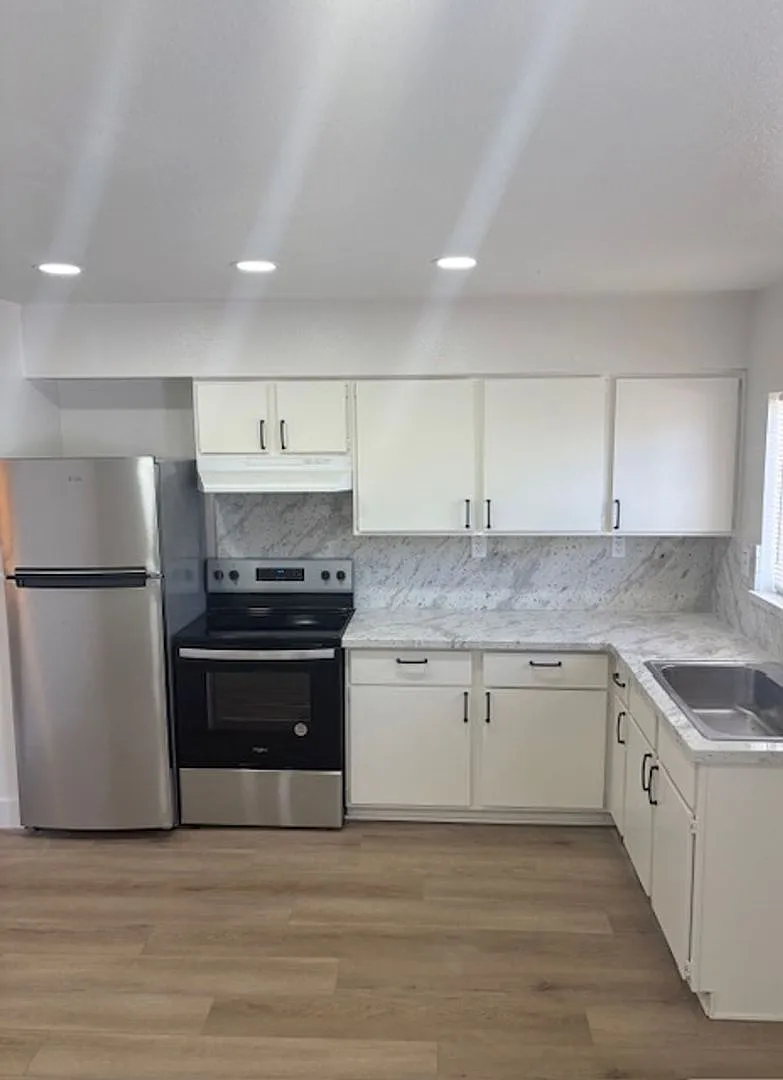 5040 N 18th Ave — Photo 2