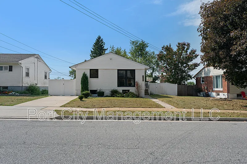 4 bed, 2.0 bath, 1780 sqft, $2,550 — Photo 1