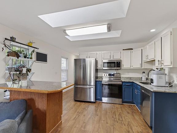 4th image of 31 Woodlawn Dr