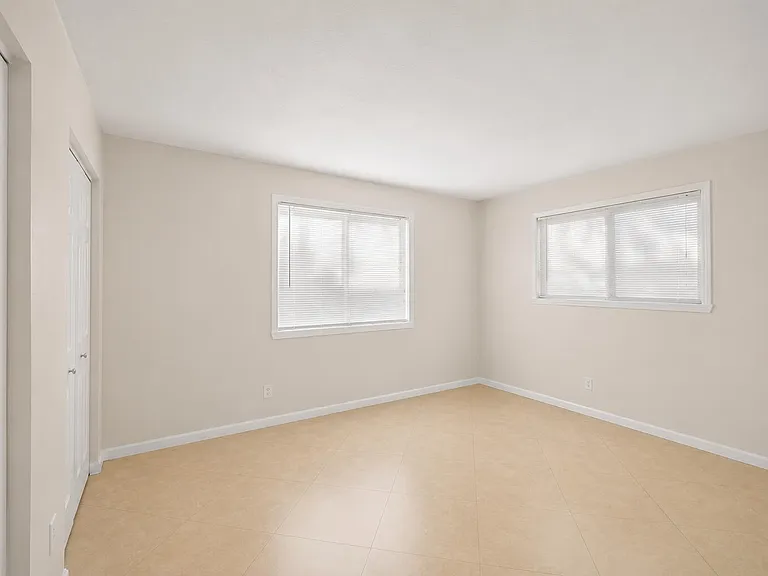 4528 SW 54th St #302-B — Photo 7