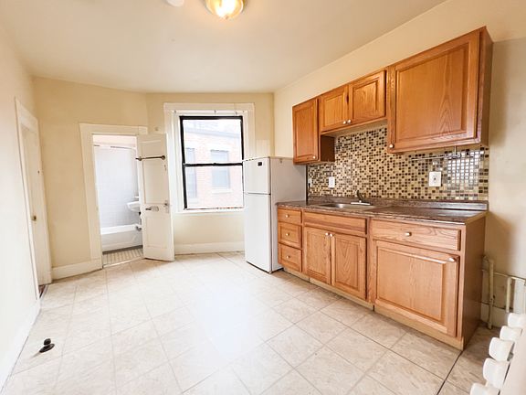 3rd image of 9 Myrtle St APT 8