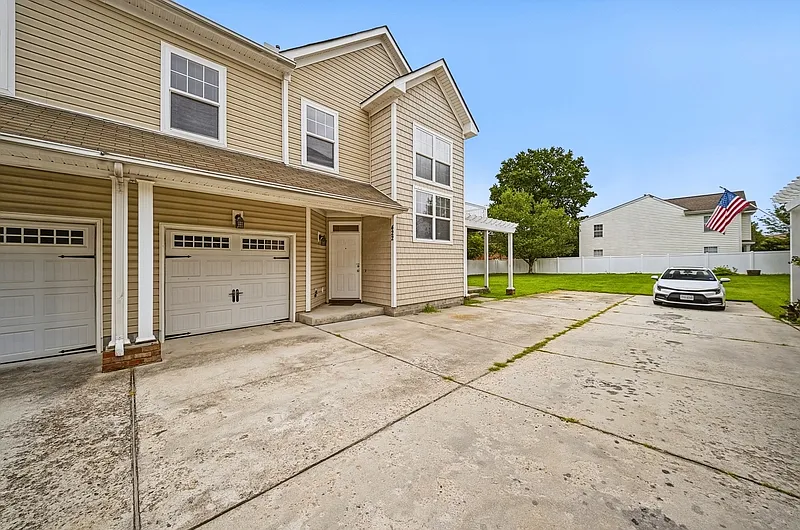 3 bed, 3.5 bath, 1759 sqft, $2,350 — Photo 2