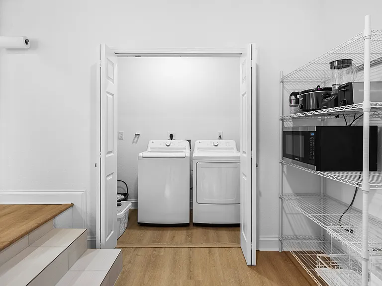 515 E Scott St — Photo 34