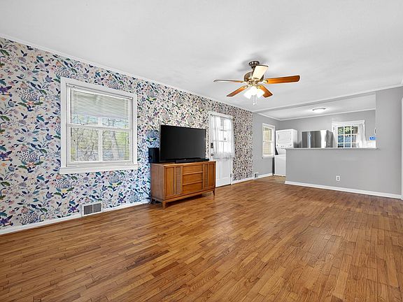 2nd image of 2815 Wesley Dr
