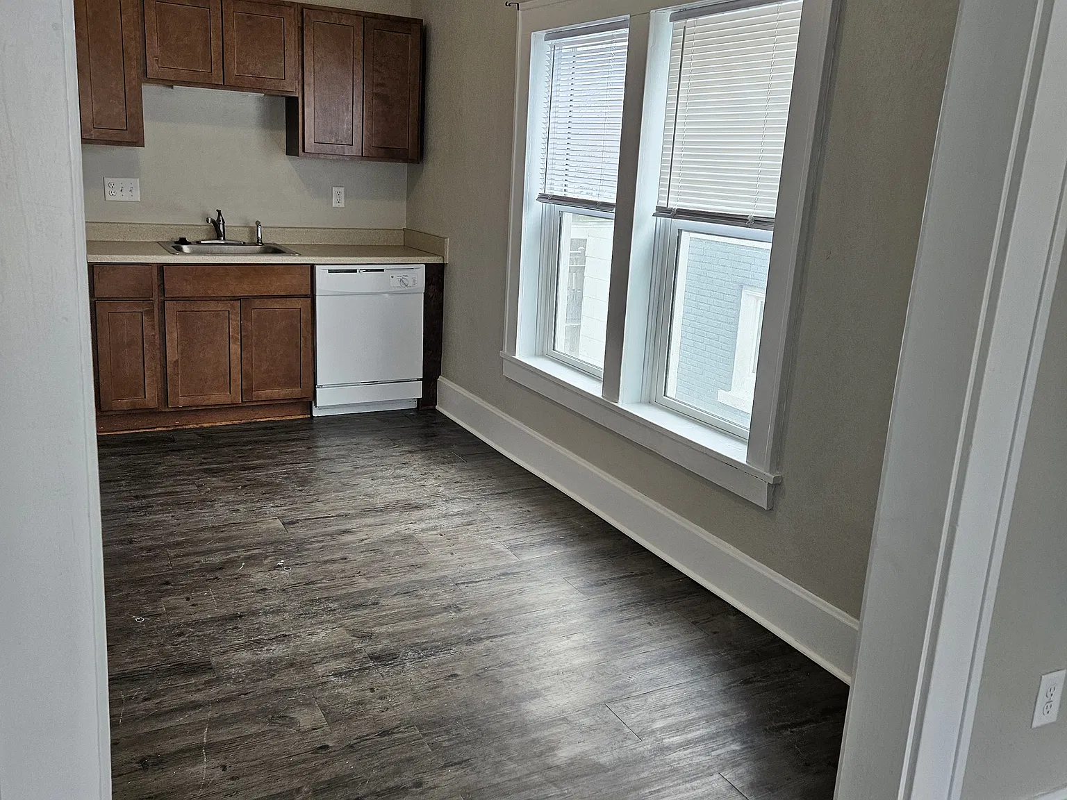 421 N Spring St — Photo 3