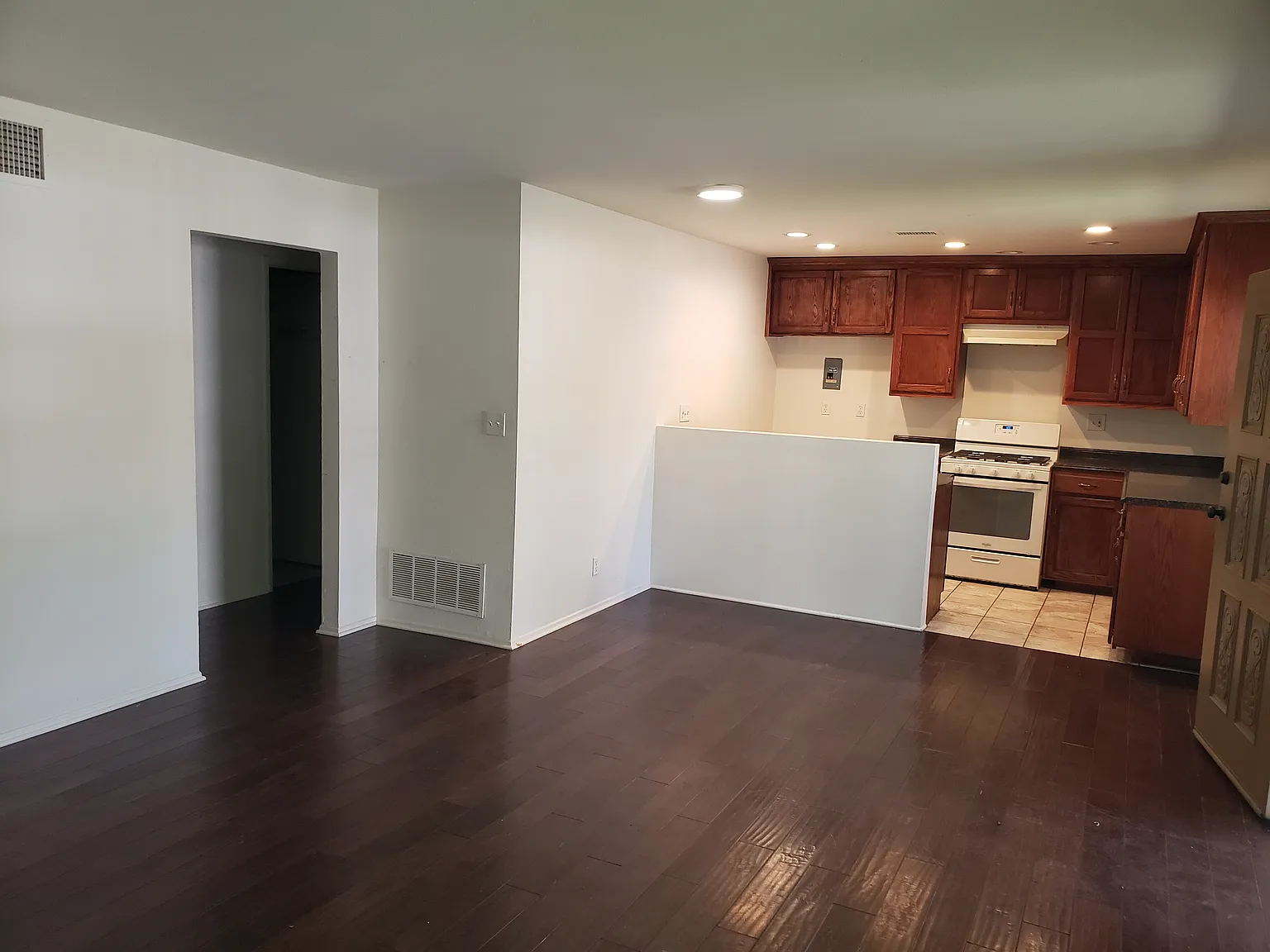 2 bed, 758 sqft, $2,500 — Photo 3