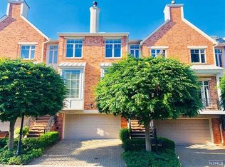 135 Hudson Cv, Edgewater, NJ 07020