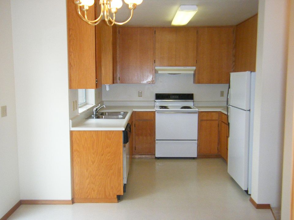 2nd image of 833 N Main St #833