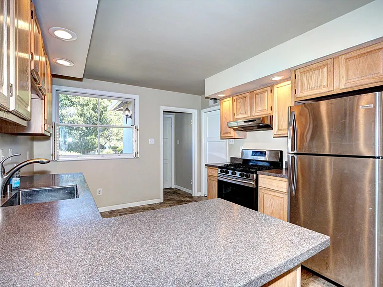 1612 Albemarle Way — Photo 5