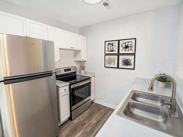 Carlson Bay Luxury Apartments — Photo 27
