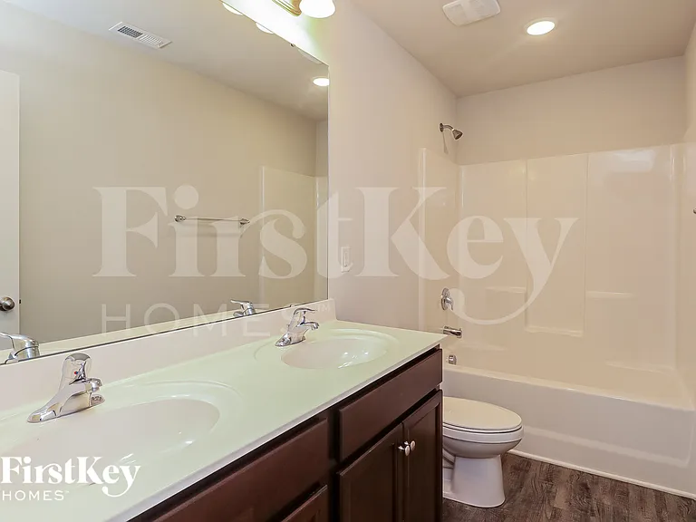 9526 Hamel St — Photo 13