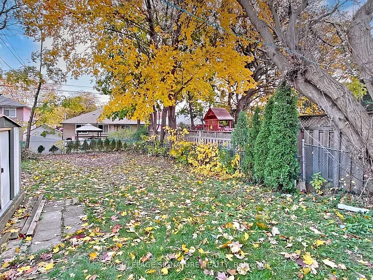 65 Holcolm Rd #UPPER — Photo 17