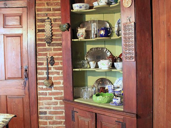 Built-in corner cupboard