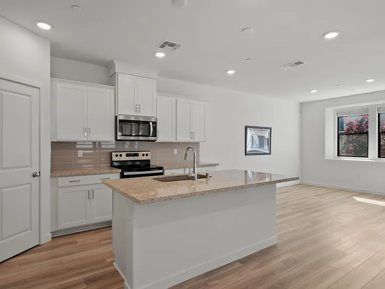 1586 Waterside Ln — Photo 10