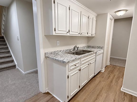5th image of 167 Lionsgate Dr