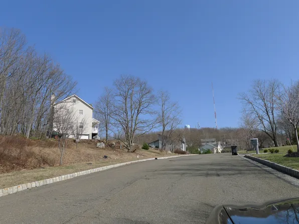 82 Halley Dr, Pomona, NY 10970