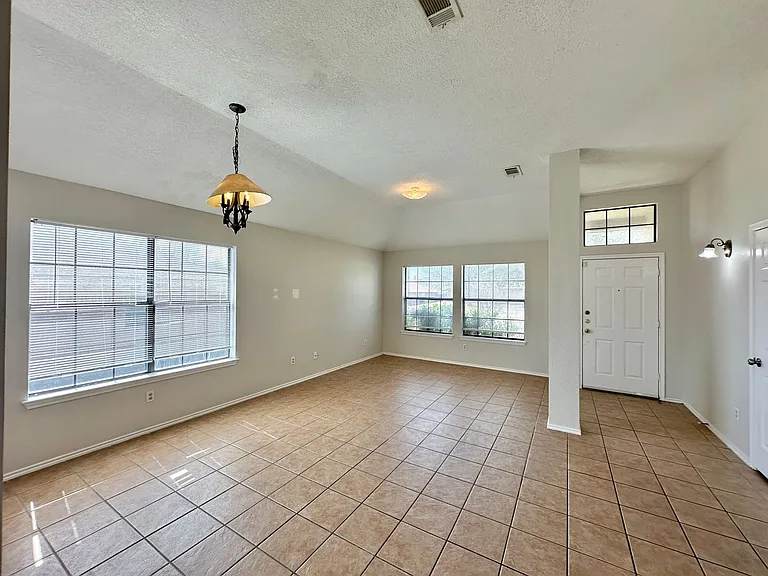 607 Hogan Dr — Photo 8