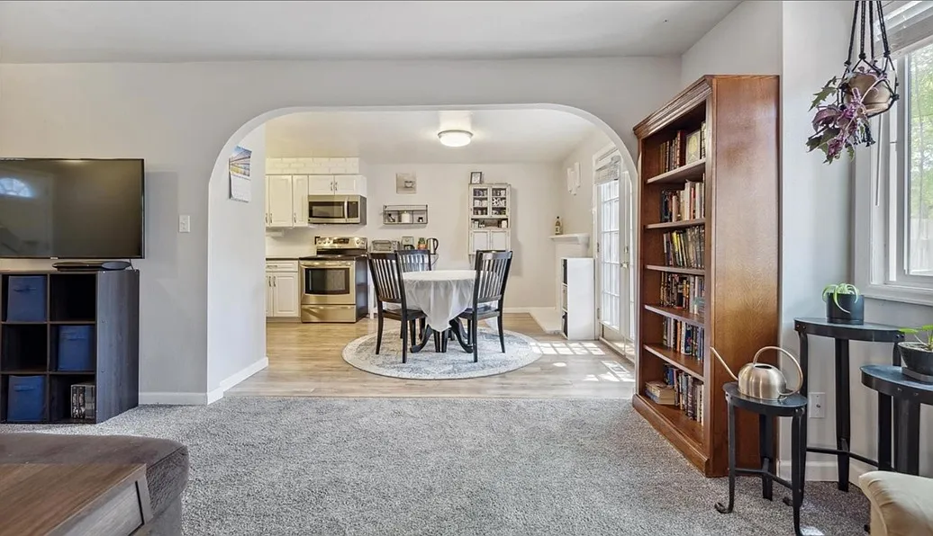4 bed, 2.5 bath, 2052 sqft, $3,000 — Photo 4