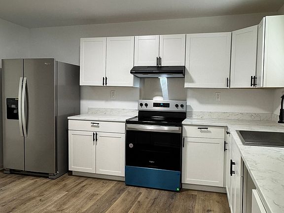 3rd image of 1056 Roslyn Dr